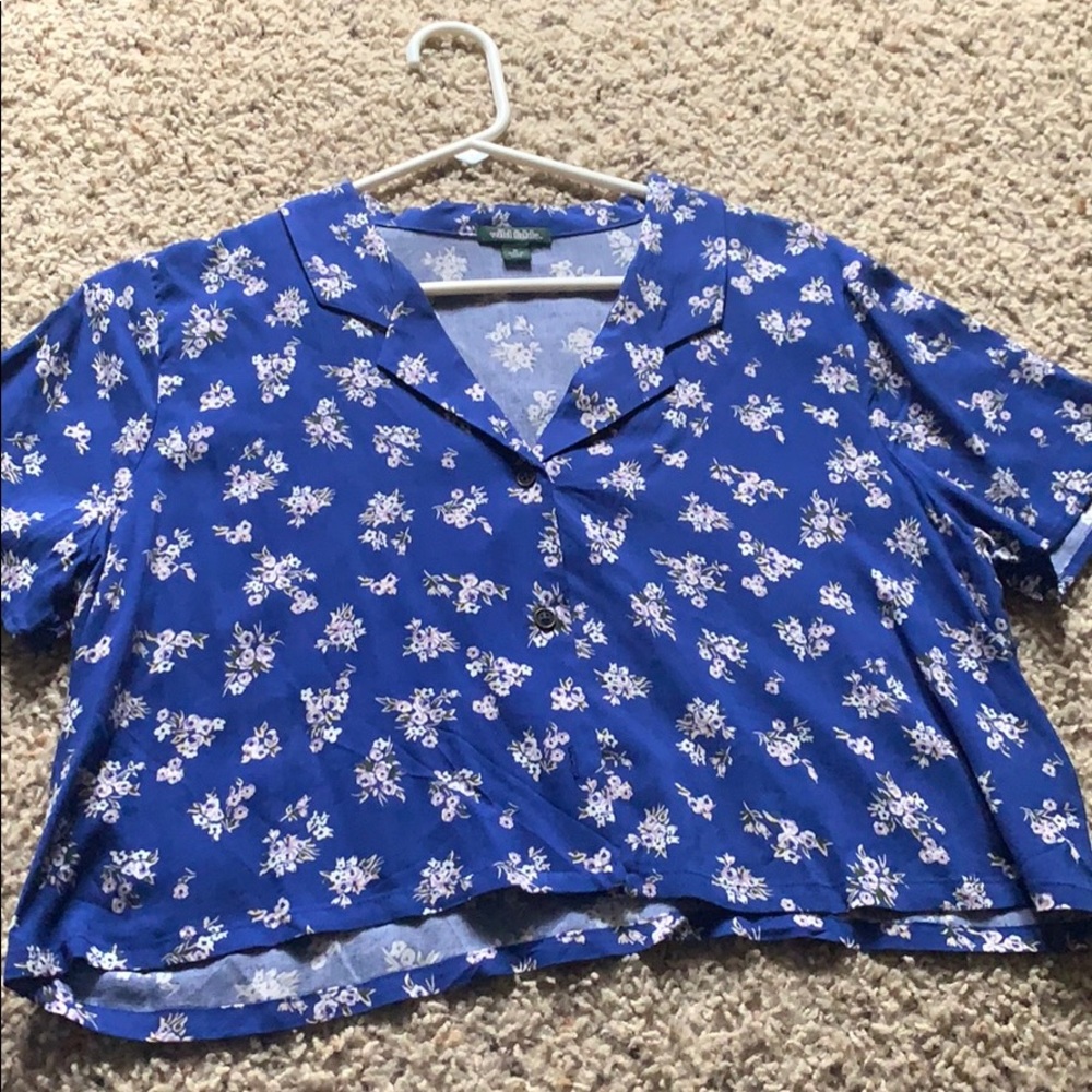 Wild Fable blue flowered cropped tee.